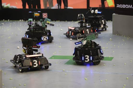 一群人在雪地里行驶的车 AI 生成的内容可能不正确。